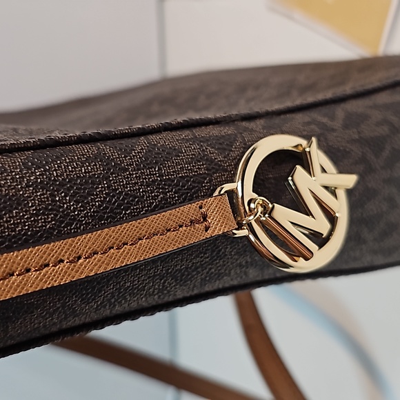 Michael Kors Handbag/ Like New Condition - Picture 3 of 7